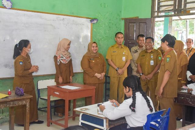 Tinjau Asesmen Sumatif SD dan SMP di Mandau Pinggir, Bupati Kasmarni Harapkan Lulus Semua