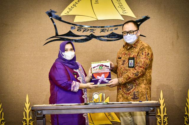 BPK Terima Laporan Keuangan Pemerintah Daerah Bengkalis Secara Langsung Dari Kasmarni