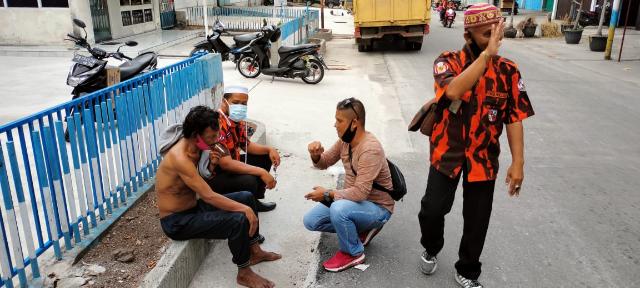 Peduli Sesama, AJOI & PP Bengkalis Mandikan Orang Gangguan Jiwa