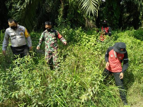 Tak Surutkan Niat,,Walau Terik Matahari Babinsa Lakukan Monitor Karhutla diwilayah Binaannya