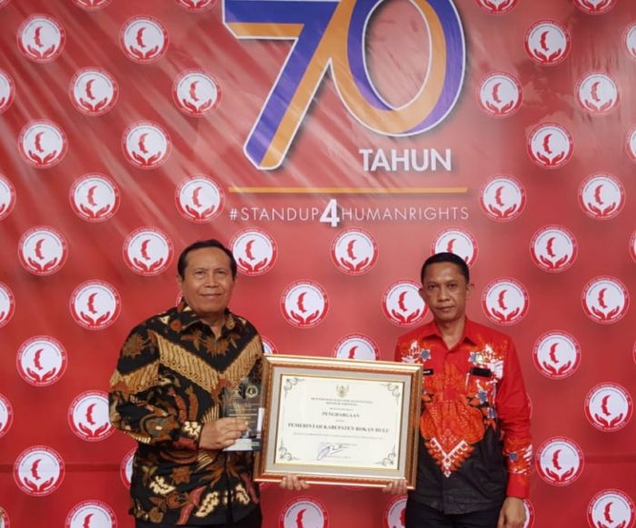 Bupati Rohul Terima Anugrah Peduli HAM dari Presiden Jokowi