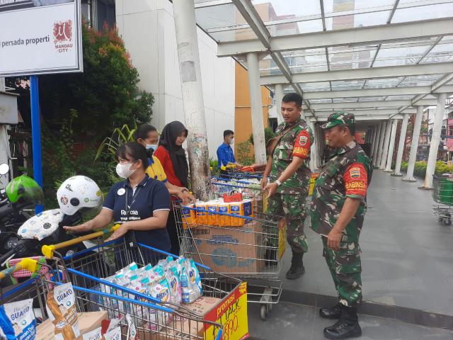 Babinsa 03/Mandau Lakukan Himbauan Penegakan Gunakan Masker Sesuai Protkes