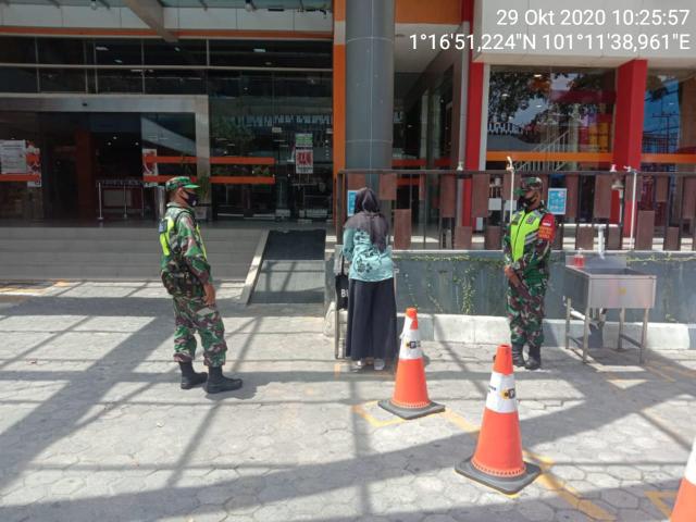 TNI Koramil 04/Mandau Siagakan Pengunjung Selalu 3 M saat Memasuki Mall City Mandau