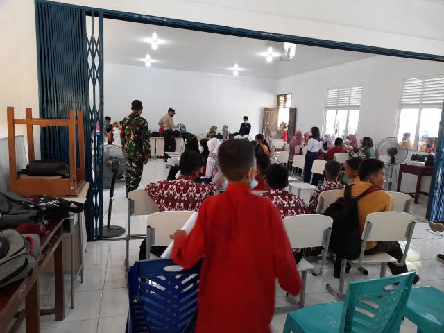 Percepatan Vaksinasi Tingkat SMP, Babinsa Dampingi Nakes Dalam Pelaksanaan Vaksin C-19