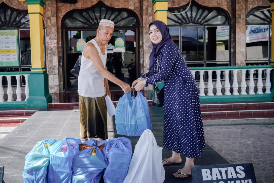 Bupati Labuhanbatu Berikan 500 Bungkus Takjil ke Beberapa Masjid di Rantauprapat