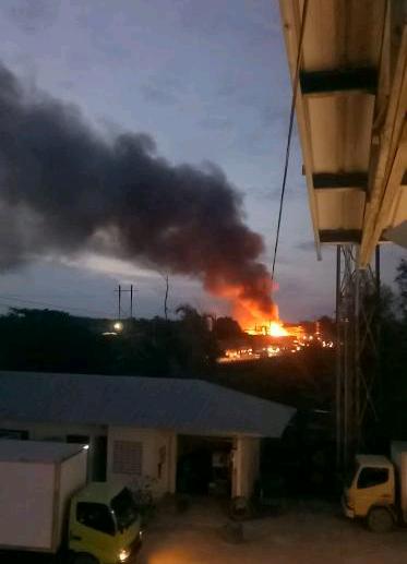 Dahsyatnya Api Membumbung Tinggi Bakar Rumah Warga di Km 9 Jelang Magrib