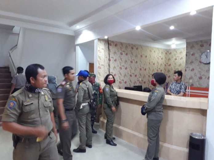 Tim Gabungan Satpol PP Lakukan Operasi Malam