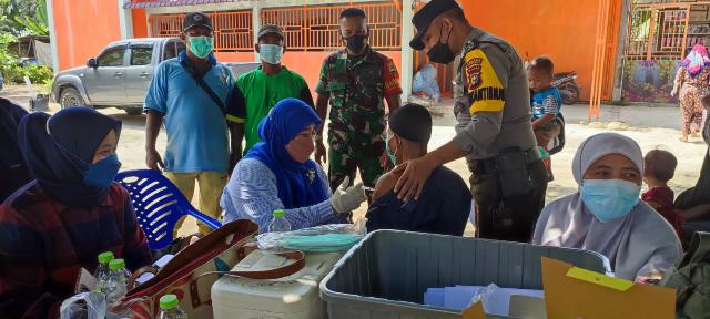 Vaksinasi Door to door, Babinsa Mandau Lakukan Pendapingan Percepatan di Desa Boncah Mahang