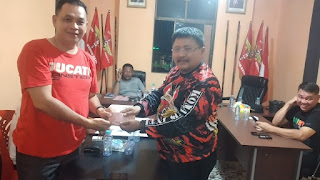 Disaksikan Dankoti MPC PP Bengkalis, Wadan Koti MPC PP Serahkan Dana Kepada Bendahara MPC PP