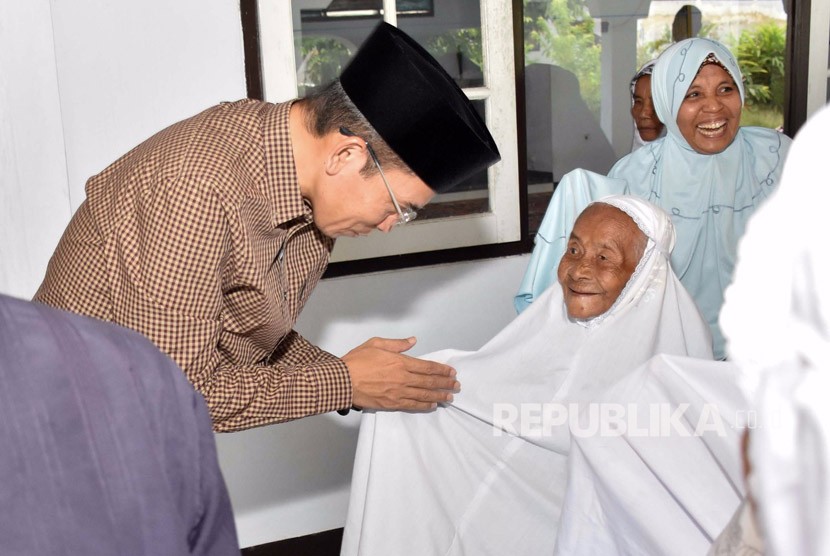 Sikap TGB Berbincang dengan Para Lansia