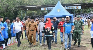 Febriza Luwu Anggota DPRD Komisi I Ikut Meriahkan Pembukaan Turnamen Bola Kaki