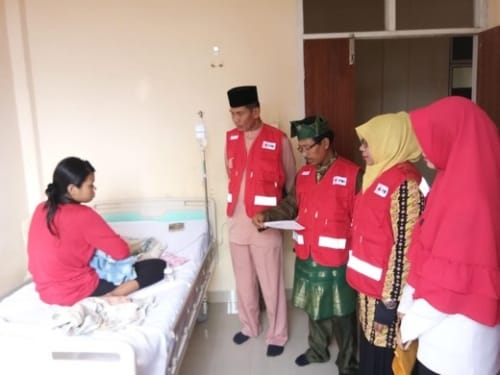 PMI Inhil Salurkan Bantuan Kepada Bayi Penderita Infeksi Paru - Paru