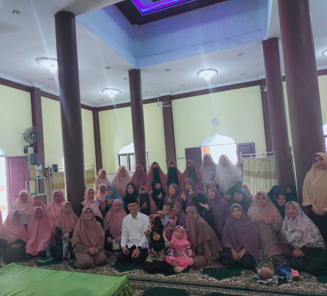 Ibu-Ibu Jalan UKA Ujung Antusias Ikuti Tausiyah Doktor Ikhsan Bahas Keutamaan Kurban