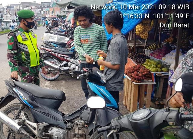 TNI Koramil/04 Mandau Cek Pasar Sartika Agar Warga Patuh Promes C-19