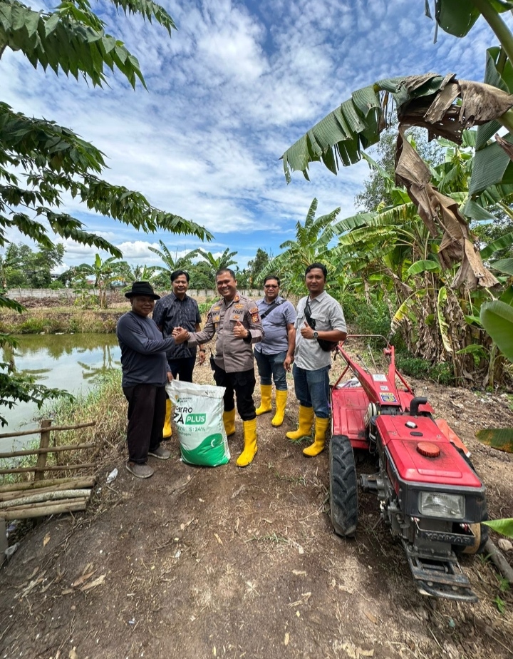 Kapolsek KSKP Dumai Turun ke Lahan Jagung, Berikan Bantuan Pupuk untuk Petani