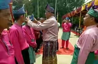 Pjs Bupati Inhil Serahkan e-KTP Kepada Warga Desa Sungai Intan