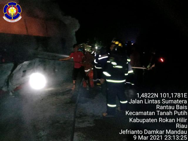Kobaran Api Menyambar Bus Makmur di Wilayah Rantau Bais
