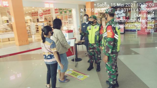 TNI Koramil 04/Mandau Cek Pengunjung Mall Selalu Jaga Kesehatan dan Patuh Prokes C-19