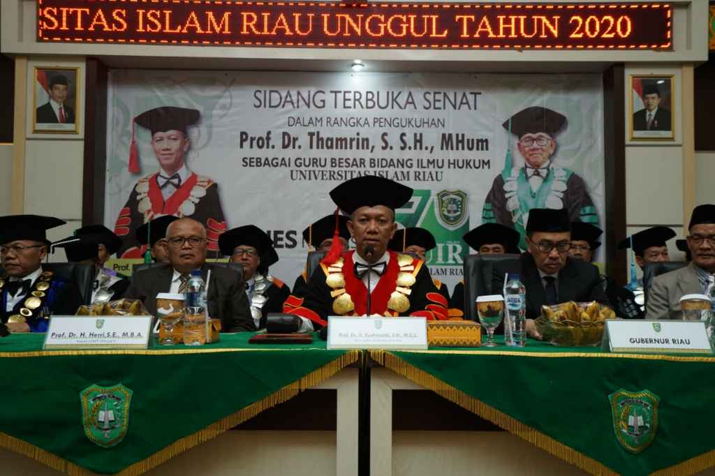 Gubernur Riau Hadiri Pengukuhan Prof Thamrin dan Dies Natalis UIR ke-57
