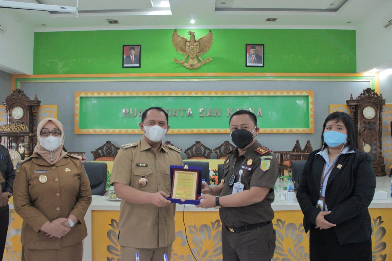 Bupati Labuhanbatu Sepakati Penanganan Hukum Bidang Perdata dan Tata Usaha Negara Bersama Kajari Lab
