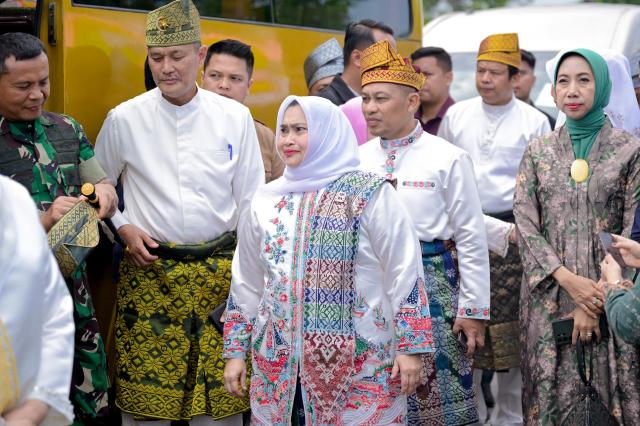 Bupati Kasmarni Disambut Meriah di Bumi Lancang Kuning, Usai Pulang Dari Pelantikan Dan Retreat