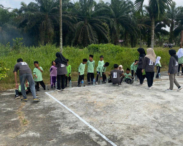 Terapkan Perilaku Hidup Sehat dan Bersih, Mahasiswa KKN UNRI Terapkan Edukasi cuci Tangan bagi Siswa