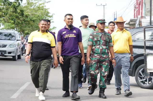 Gabungan PNS, TNI, Polisi, Karang Taruna dan Tenaga Honorer Gotong Royong di Mandau