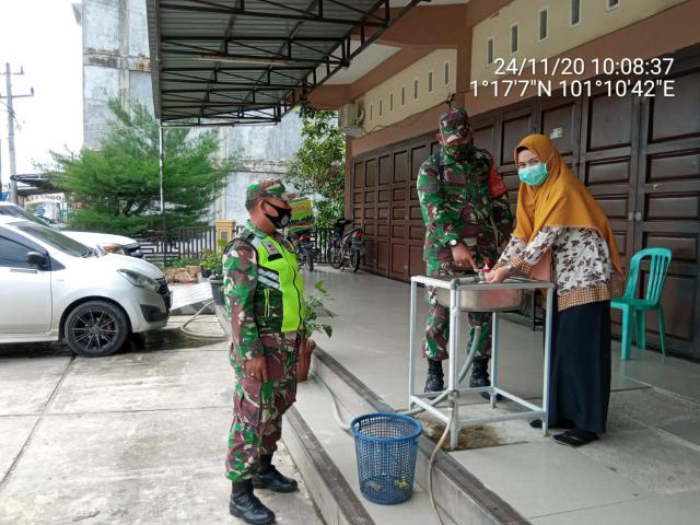 Antisipasi Covid-19, TNI Koramil 04/Mandau Tetap Siaga 3 M di RM Yuanda Duri