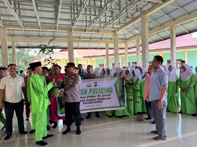Polsek Sungai Sembilan Cetak Generasi Peduli Lingkungan Lewat Green Policing di SMKN 4 Dumai