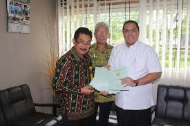 Bupati Yopi Terima  Sertifikat Tanah Dari BPN untuk Desa di Inhu