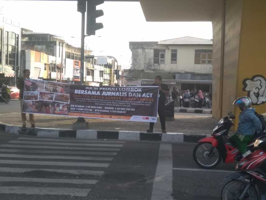 Peduli Korban Lombok, Jurnalis Bersama Komunitas ACT Turun Kejalan
