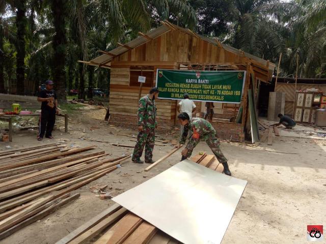 HUT Kodim 1/BB Kodim 0303/Bengkalis Bedah Rumah Warga Kurang Mampu