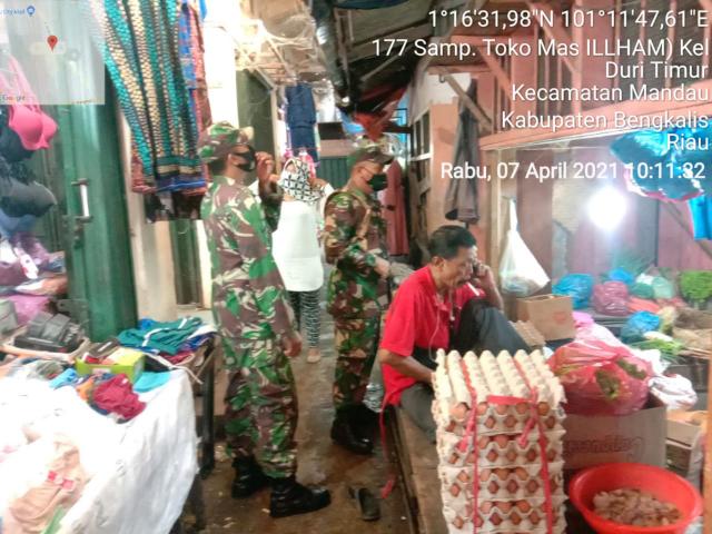 TNI Koramil 04/Mandau Cek Pengunjung Pasar Sartika Siaga Prokes C-19 Jelang Puasa