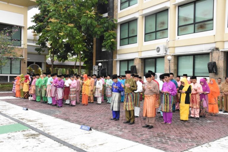 Mulai hari ini memakai pakaian Melayu lengkap