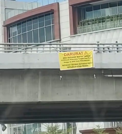 Viral, Beredar Spanduk  Masyarakat  Tertindas Korban Mafia Tanah di Pekanbaru