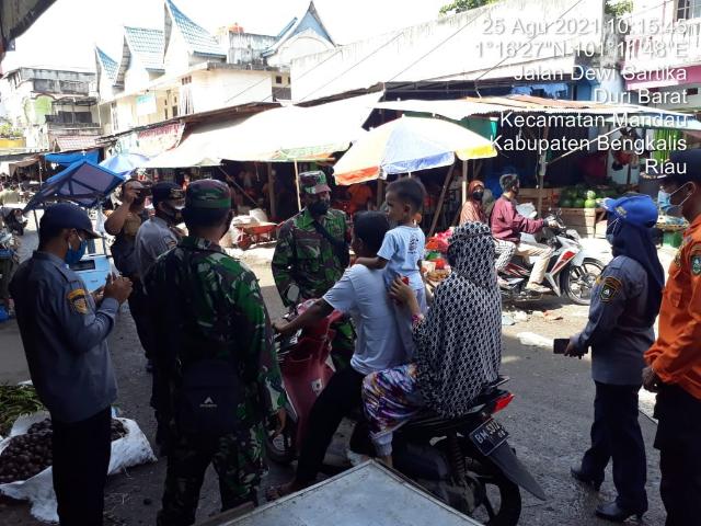 Babinsa Lakukan Pendisiplinan 3 M di Pasar Sartika Sesuai Protokol Kesehatan
