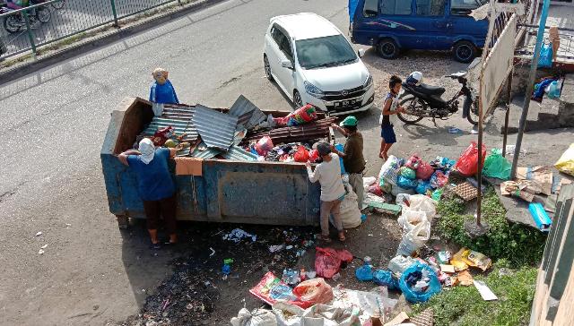 Tidak Ada Kata Lelah Demi menyambung Hidup, Walau Kerja Sebagai Pengais Sampah
