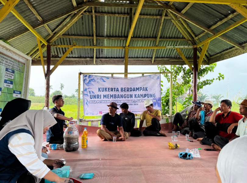 Optimalkan Limbah Pertanian, KKN UNRI 2026 Latih Warga Petodaan Buat Briket Sekam dan Pupuk Kompos