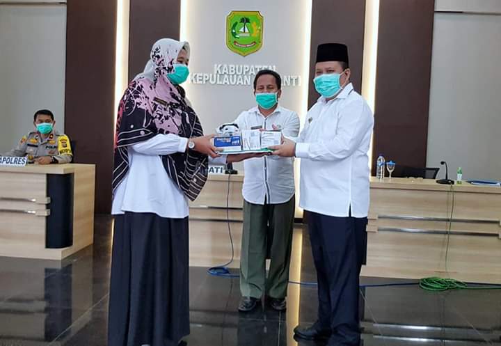 Peduli Covid-19, Bupati Irwan Serahkan Bantuan APD Kepada Petugas Kesehatan, Ormas & Pengamanan
