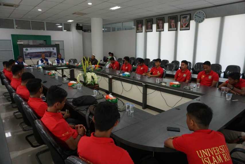 Rektor Syafrinaldi Lepas PS UIR Berlaga di Piala Menpora RI