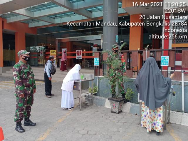 TNI Koramil 04/Mandau Wajibkan Warga Pasar 3 M Sesuai Prokes C-19