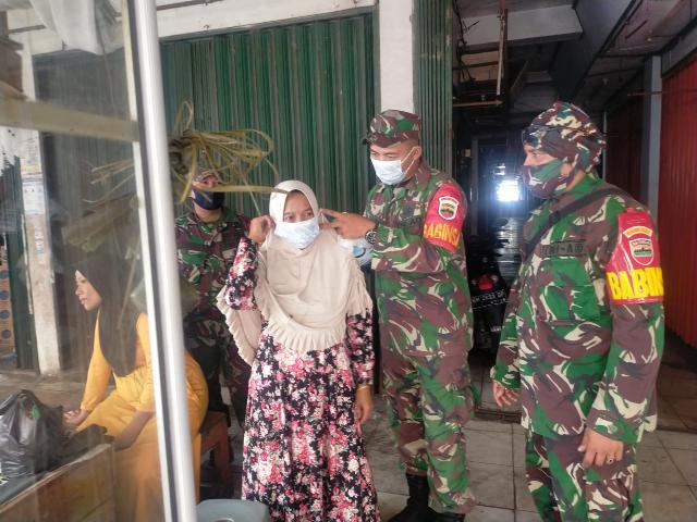 Babinsa Himbau Terapkan Kebiasaan Gunakan Masker Kepada Warga Pasar Sartika