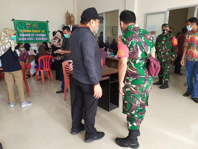 Serbuan Vaksin TNI Kodim 0303/Bengkalis gencar dilaksanakan di Kecamatan Pinggir