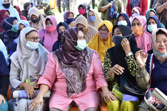 Nomor 3 Didadaku, Pekikan Emak Emak Bersemangat Hantarkan Kasmarni Jadi Bupati