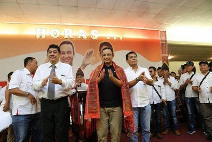 Kain Ulos Tanda Dukungan Warga Batak Marbisuk Jakarta untuk Anies
