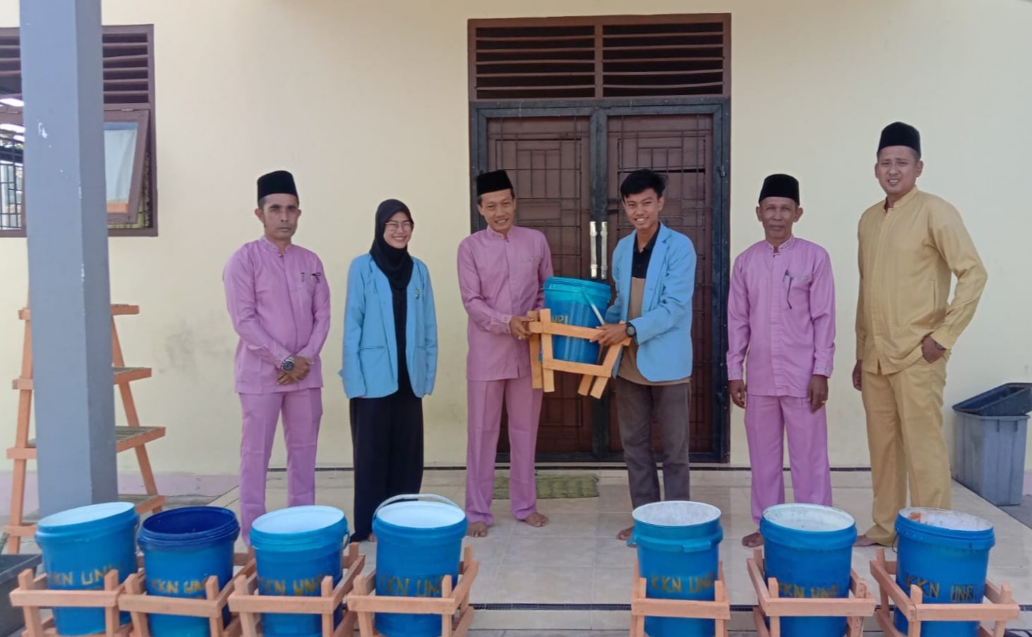 KKN UNRI Serahkan Tempat Sampah yang Tersebar di Semua Titik Vital di Desa Tasik Seminai