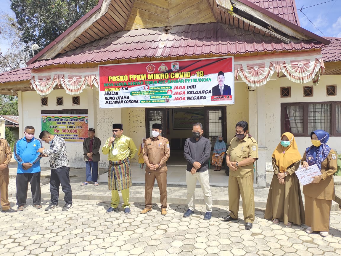 Camat Bandar Petalangan Serahkan BLT Tahap II Secara Simbolis Di Desa Lubuk Keranji Timur