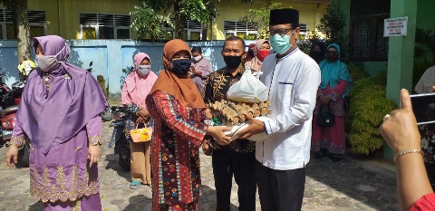 Kadisdik Bengkalis Bagikan 300 Paket Sembako