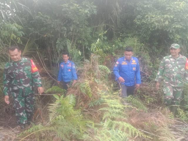 Babinsa Koramil 03/Mandau Bersama Damkar Siaga Karhutla di Wilayah Binaannya