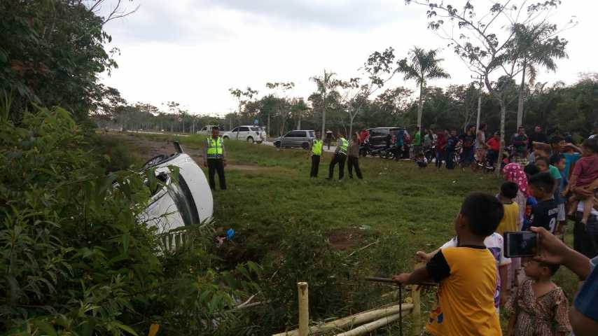 Tak Mampu Kendalikan Kecepatan Tinggi, Mobil Terios Alami Kecelakaan Tunggal di Siak
